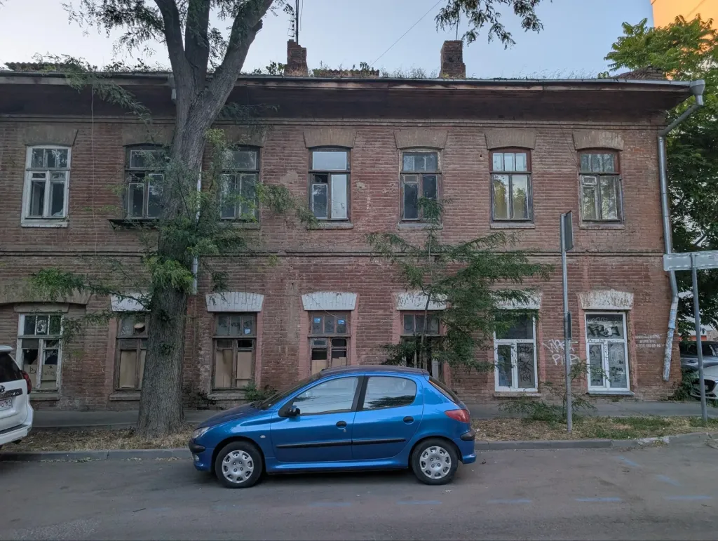 В центре Ростова снесут дом бывшей фабрики Емельянова