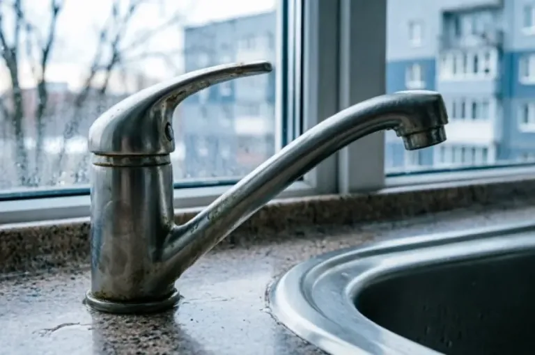 В Ростове из-за порыва на Коминтерна ограничили водоснабжение