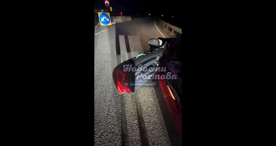 В машину ростовчанки с ребёнком на трассе влетели детали от фуры